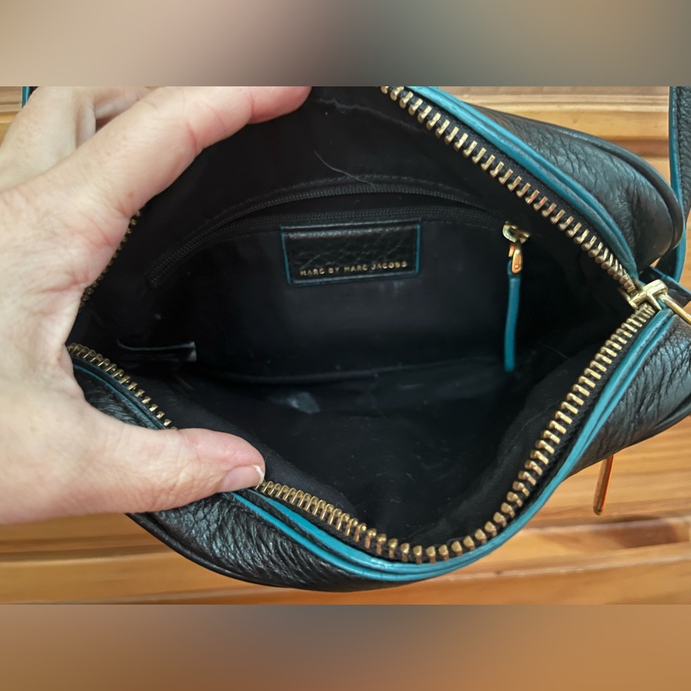 Marc by Marc Jacob’s black leather crossbody bag - Picture 3 of 7